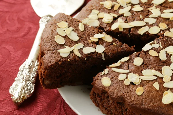 Hausgemachter Schokoladenkuchen mit Mandelbelag — Stockfoto
