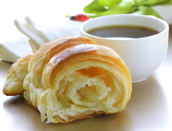 Délicieux petit déjeuner de croissant bouffant frais et tasse de café — Photo