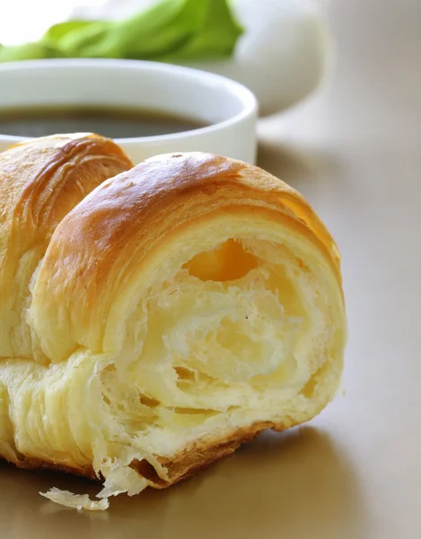Delicious breakfast of fresh puff croissant and cup of coffee — Stock Photo, Image
