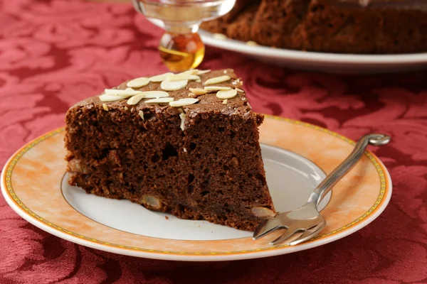 Hausgemachter Schokoladenkuchen mit Mandelbelag — Stockfoto
