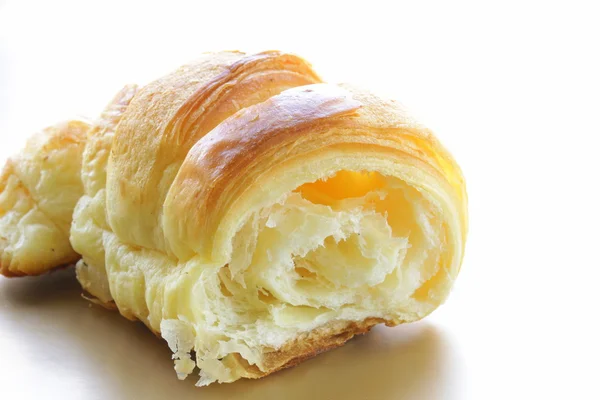 Leckeres Frühstück mit frischem Blätterteigcroissant — Stockfoto