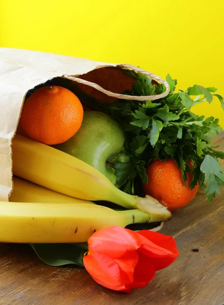 Papiereinkaufstüten - Gemüse und Obst — Stockfoto