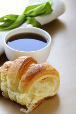 nefis bir kahvaltı taze puff kruvasan ve kahve