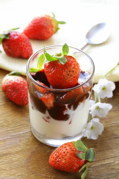 Sobremesa leiteira com molho de chocolate e morangos — Fotografia de Stock