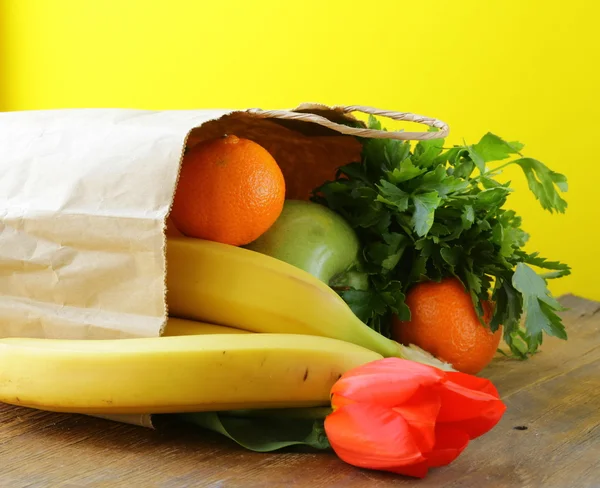 Paper shopping bags - vegetables and fruits — Stock Photo, Image