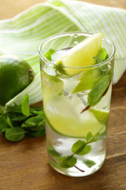 limon ve nane - mojito serinletici içecek