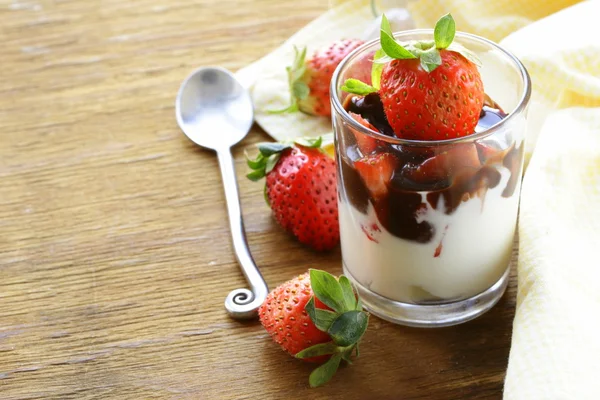 Postre lácteo con salsa de chocolate y fresas — Foto de Stock