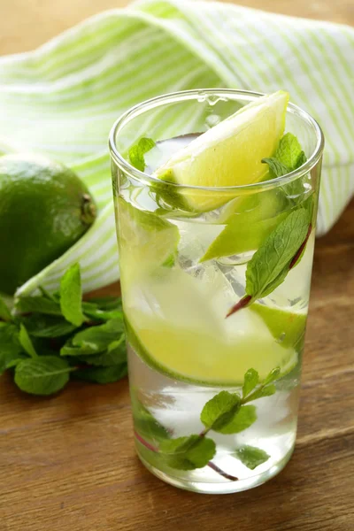Bebida refrescante con lima y menta - Mojito — Foto de Stock