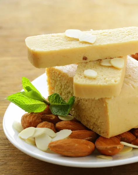 Pan de almendras de mazapán, deseo almendras frescas —  Fotos de Stock