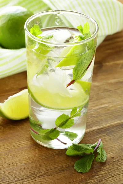 Bebida refrescante con lima y menta - Mojito — Foto de Stock