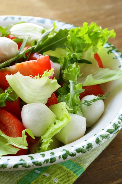Salad with arugula, tomatoes and mozzarella cheese — Stock Photo, Image