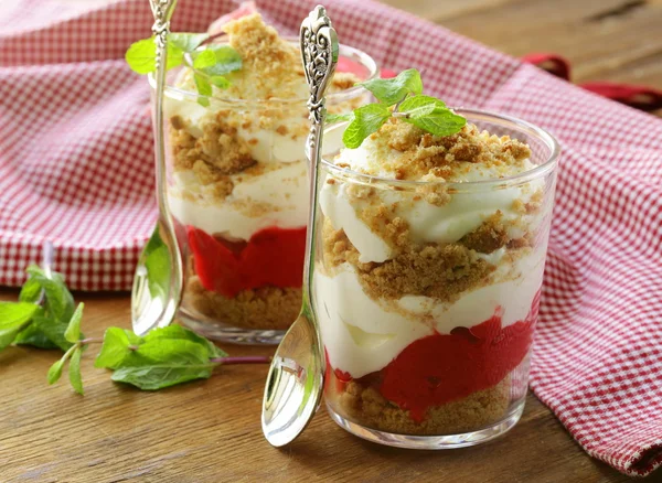 Postre lácteo con fresas, bagatelas en vasos —  Fotos de Stock