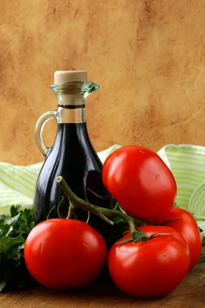 Bouteille de vinaigre balsamique et tomates fraîches — Photo