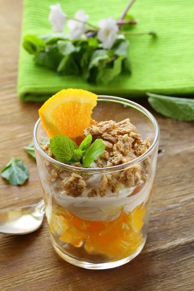 Oranje dessert met ijs en koekjes in een glas — Stockfoto