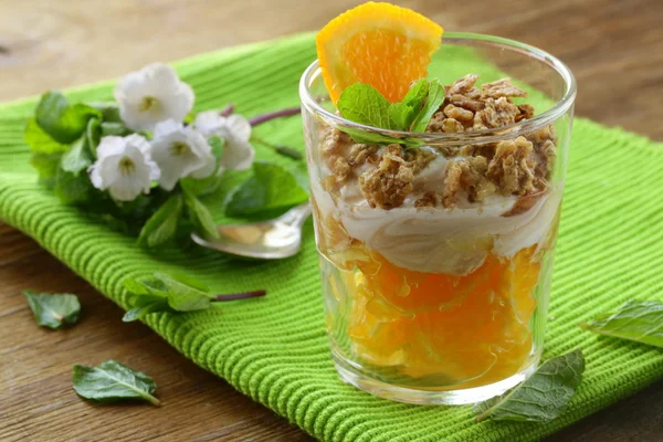 Oranje dessert met ijs en koekjes in een glas — Stockfoto