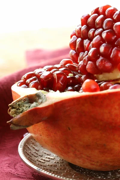 Frutta matura melograno su un piatto d'argento — Foto Stock