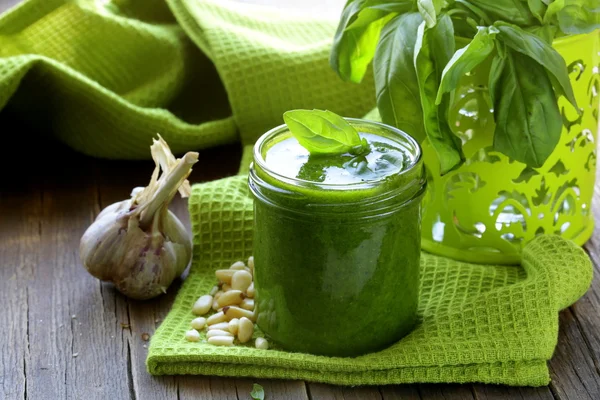 Italské pesto omáčka s piniovými oříšky a bazalkou — Stock fotografie