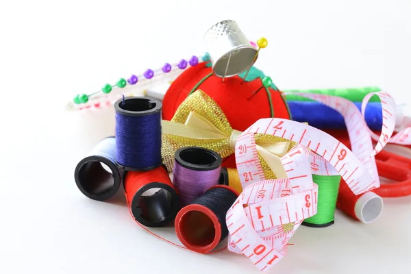 Utensili da cucito - bobine fili colorati, spilli, ditale Foto Stock Royalty Free