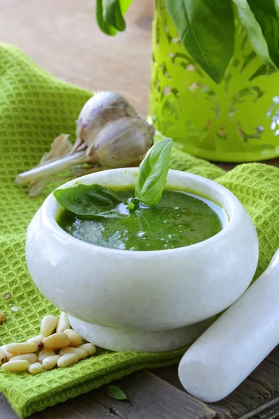 Italienische Pesto-Sauce mit Pinienkernen und Basilikum — Stockfoto