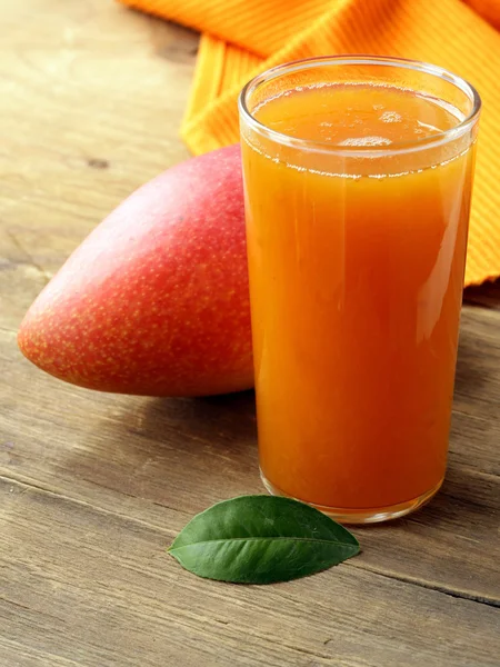 フレッシュ マンゴー ジュース、マンゴーの果実 — ストック写真