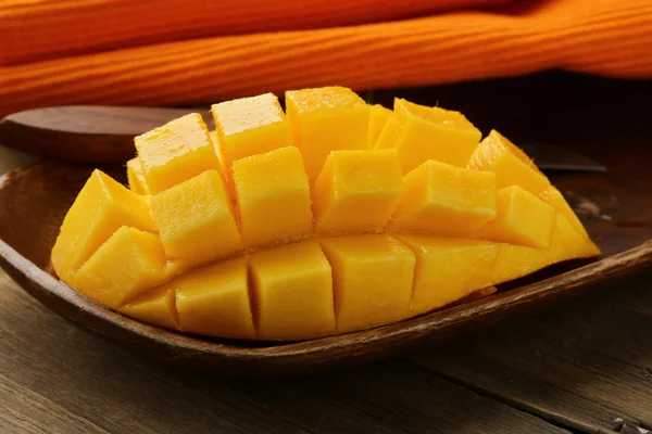 Свежие фрукты манго на деревянной тарелке — стоковое фото