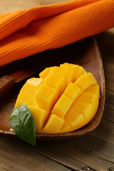 Свежие фрукты манго на деревянной тарелке — стоковое фото