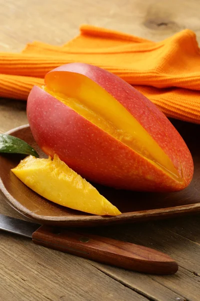 木の板に新鮮なフルーツ マンゴー — ストック写真