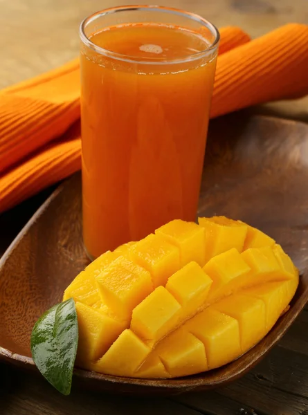 Mango meyve ve taze mango suyu — Stok fotoğraf