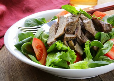 Kızarmış et ve sebzeli sıcak salata.