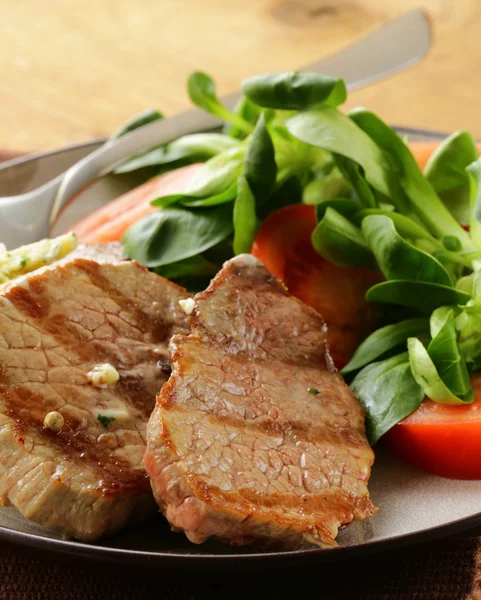 Bife grelhado com guarnição de salada fresca — Fotografia de Stock