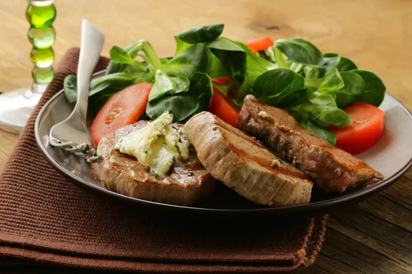 Grillad biff med fräsch sallad garnering — Stockfoto