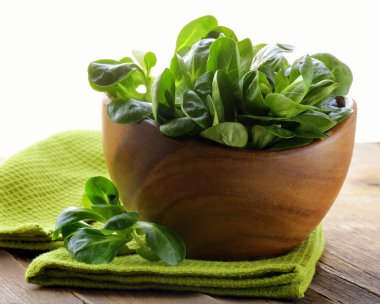 taze yeşil salata valerian bir ahşap kase