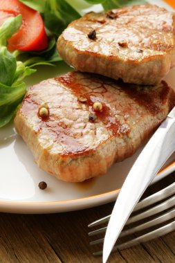 taze salata garnitür ile ızgara sığır eti biftek