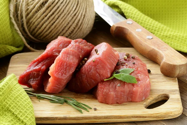 Carne fresca de vacuno cruda en la tabla de cortar — Foto de Stock