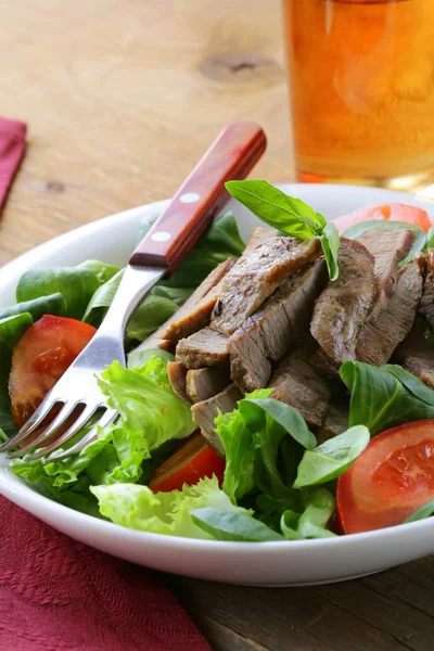 Salada quente com carne grelhada e legumes — Fotografia de Stock
