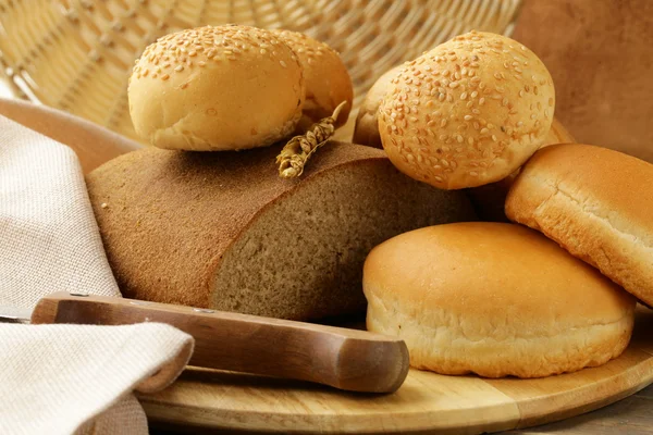 Sortiment bröd på en planka — Stockfoto