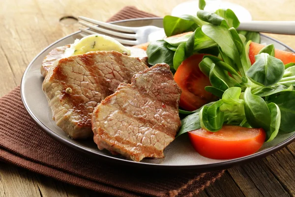 Beef steak grilled with fresh salad garnish — Stock Photo, Image