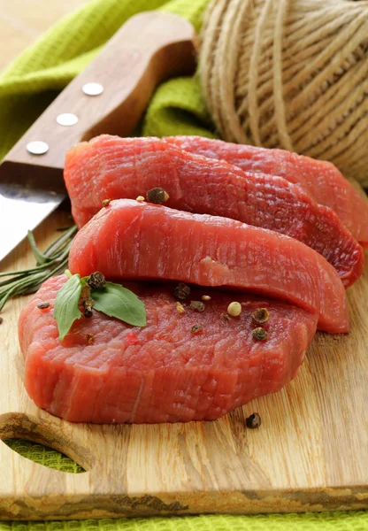 Carne fresca de bovino crua na tábua de corte — Fotografia de Stock