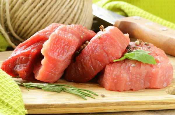 Свежее мясо говядины на доске — стоковое фото