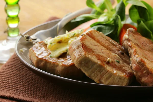 Beef steak grilled with fresh salad garnish — Stock Photo, Image