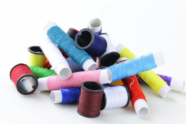 ミシン用品 - コイル有色の糸 ロイヤリティフリーのストック写真