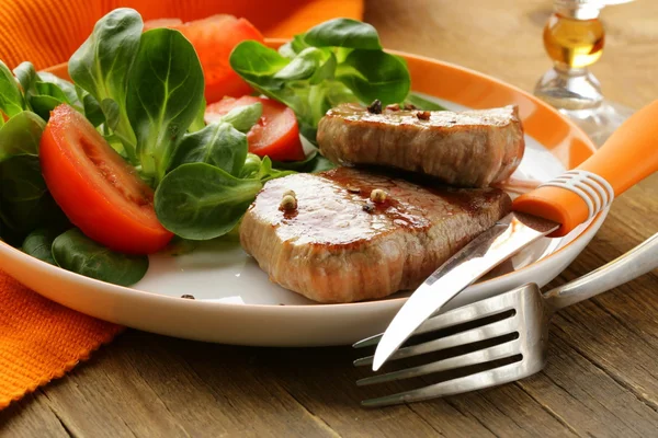 Bife grelhado com guarnição de salada fresca — Fotografia de Stock