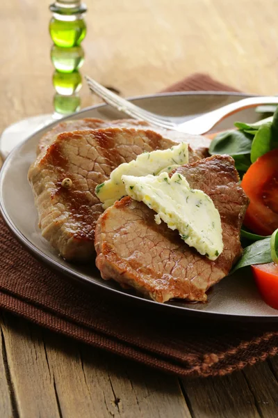 Beef steak grilled with fresh salad garnish — Stock Photo, Image