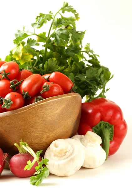 Tomates cereja, rabanetes, pimentos e salsa - produtos hortícolas variados — Fotografia de Stock