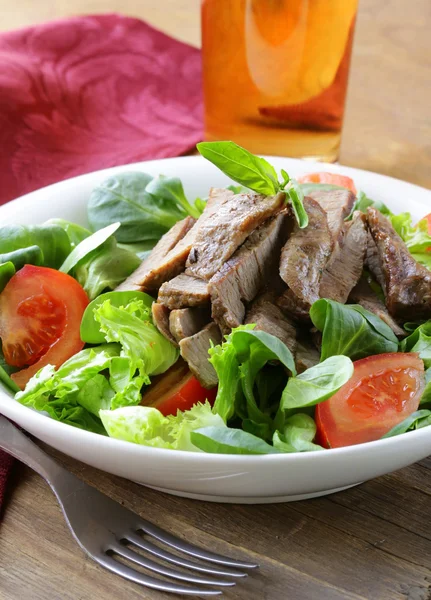 Warmer Salat mit gegrilltem Fleisch und Gemüse — Stockfoto