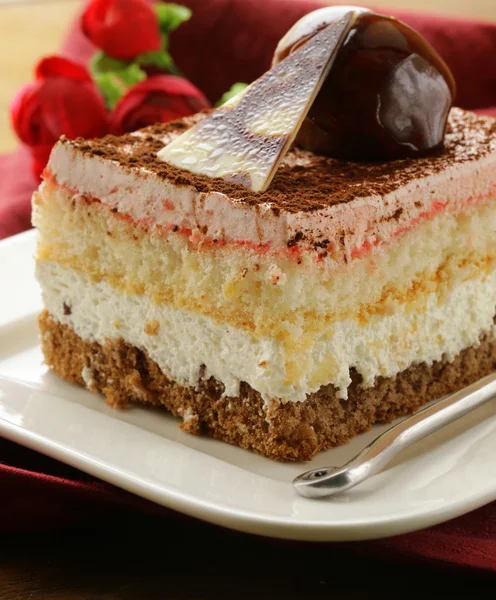 Kawałek ciasta z kremem i czekolada — Zdjęcie stockowe