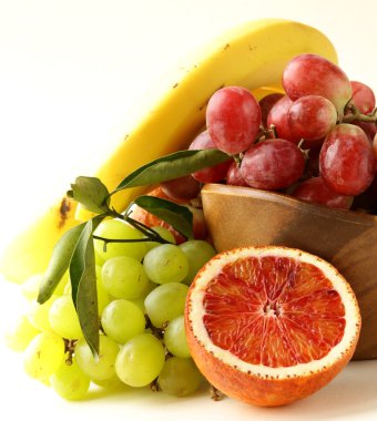 Kırmızı ve Yeşil üzüm, muz ve portakal - tropik meyve