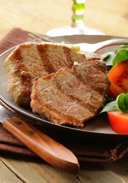 新鮮なサラダの付け合わせ焼き牛ステーキ — ストック写真