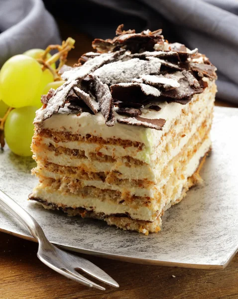 Pedazo de pastel con crema y chocolate — Foto de Stock