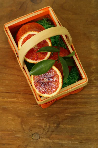 Красные (кровавые) апельсины на деревянной тарелке — стоковое фото